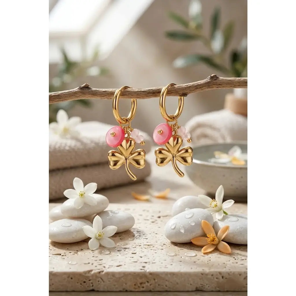 Boucles d’Oreilles Trèfle Doré & Perles Roses Créoles