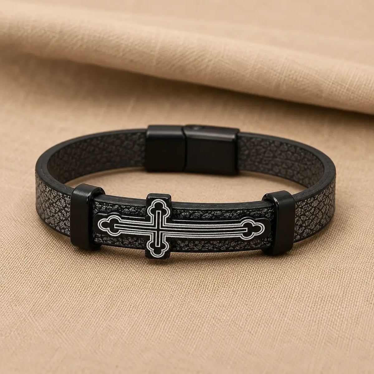 Bracelet croix en cuir pour homme – noir et argent
